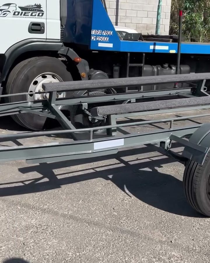 El mismo tráiler terminado y pintado de gris